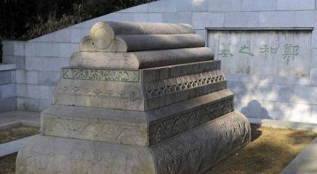 们曾经叮嘱他,要像看护自己家祖坟一样,对待郑和墓,不分寒暑不能傅