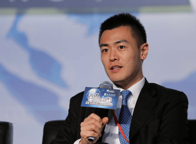 "富二代"刘鸣炜:父亲豪车扎堆一条裤子26万,他身价百亿开丰田