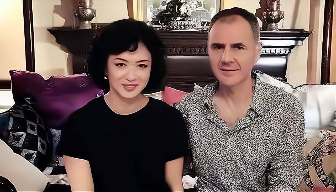 恭喜56岁金星宣布再婚发文时间暗藏玄机全身穿金戴银好贵气