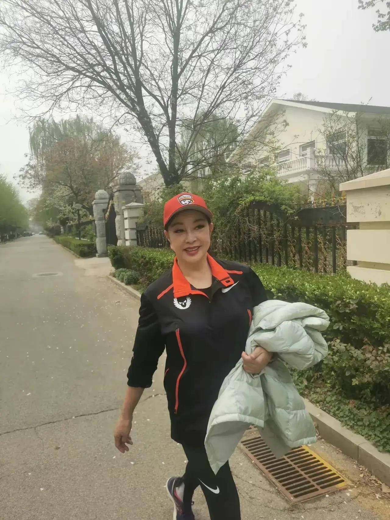 原创刘晓庆自家别墅外踏青感受春天气息本人心态好大耳朵太抢镜