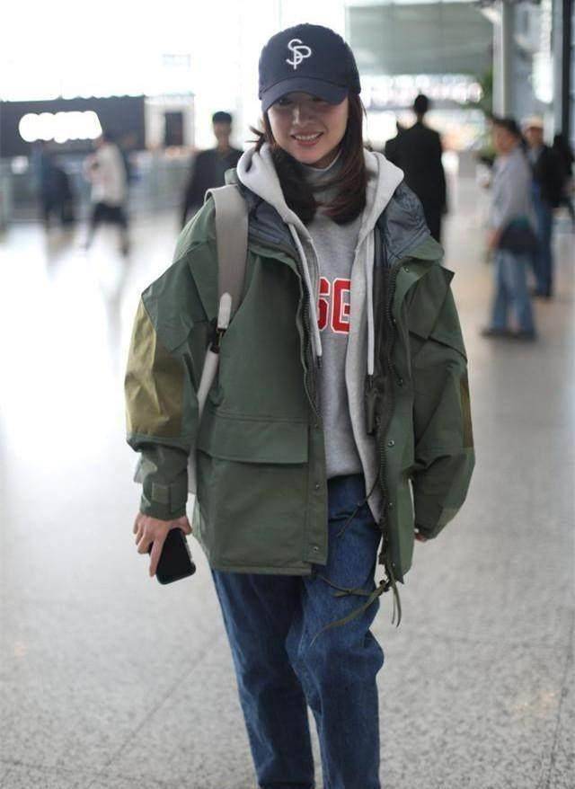 近日,董洁的一组机场照曝