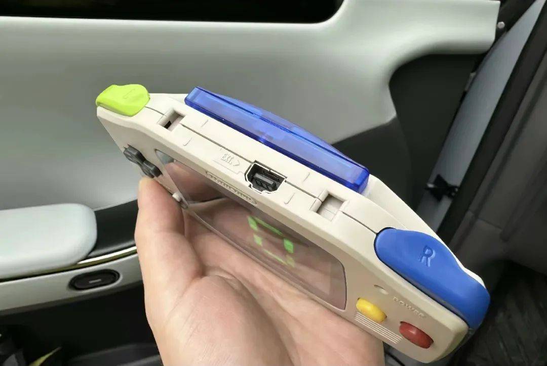 这部gba是灰色版本 改装了蓝色r键和绿色l键,卡槽处还插了一张gba卡带