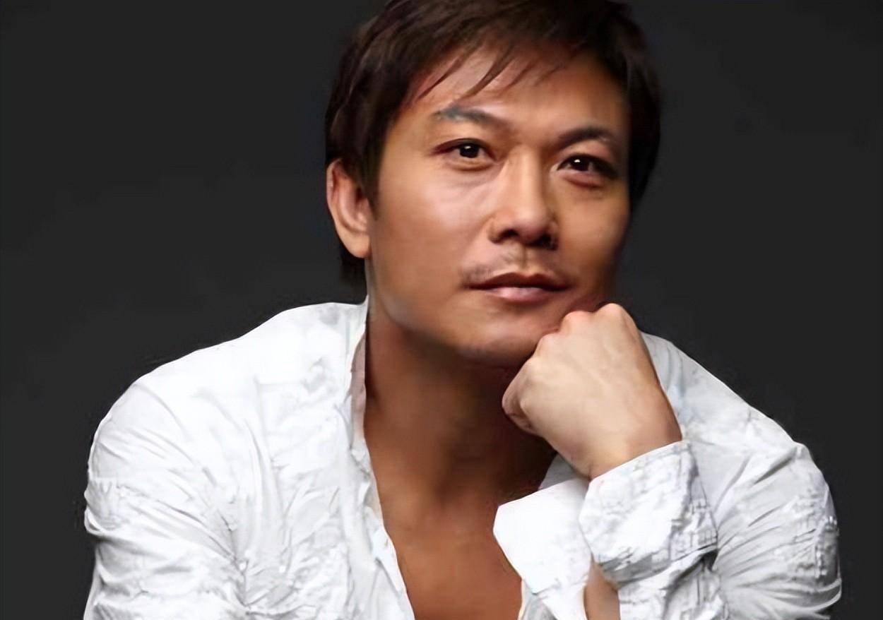 钱小豪李连杰穿着白衬衫坐在我身边吃饭他的功夫比我厉害