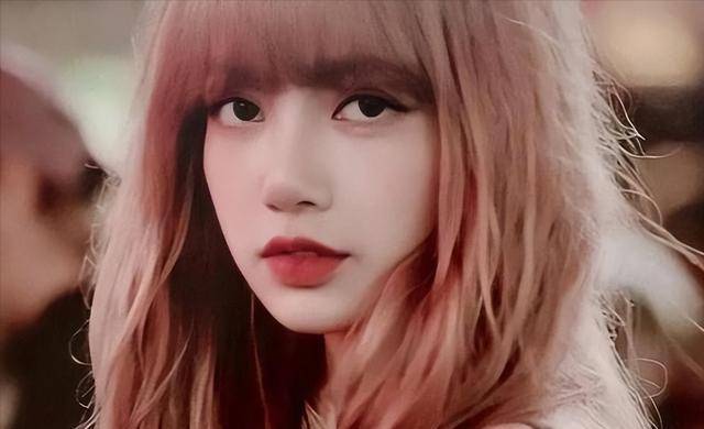 原创lisa现身机场大变样失去韩流滤镜和妆造后已经完全归于普通人