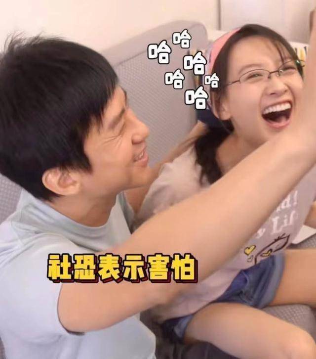 原创邓超和女演员拍照太亲密引热议大腿被女方压住互动熟练如情侣