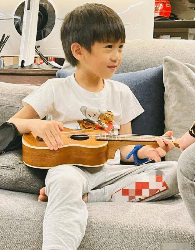 网友留言:"图三的凯凯小可爱","把小可爱存起来,我又有盼头了","长得