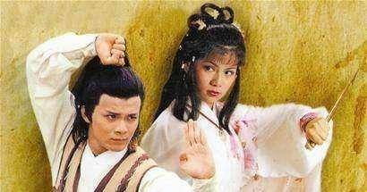 受影视的影响,金大侠的小说直接卖断货,年轻人几乎人手一套,连盗版商