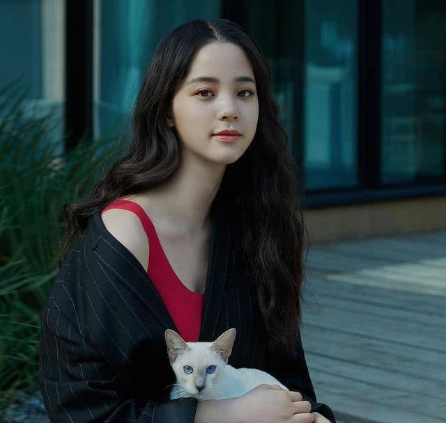 原创欧阳娜娜机场图穿黑色短款上衣网友表示看起来是酷酷的感觉