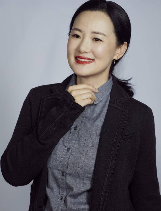 原创影后咏梅雍容大气一张正宫娘娘的脸皱纹也美丽