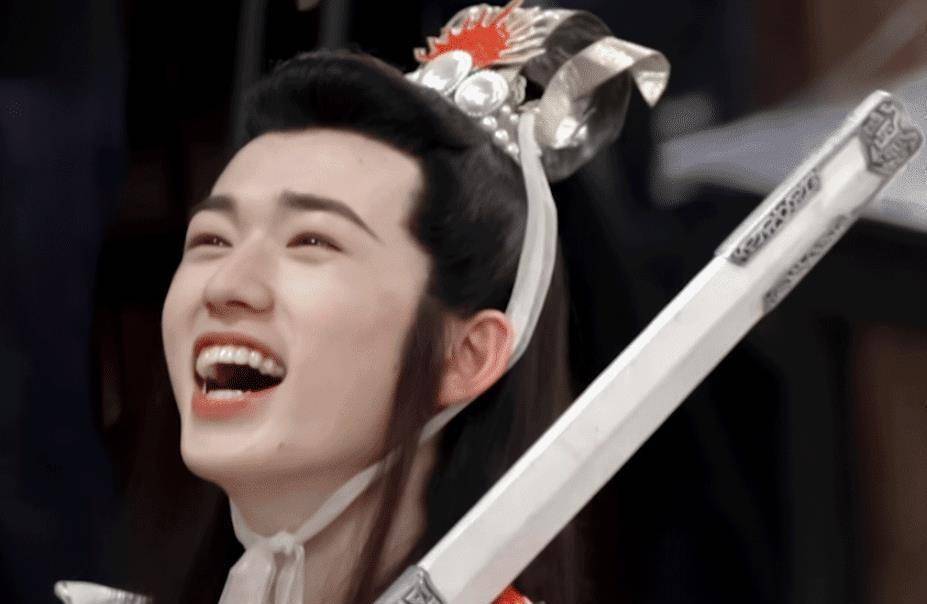 原创宋亚轩玩游戏好认真拖鞋证明清白却意外暴露自己的身高