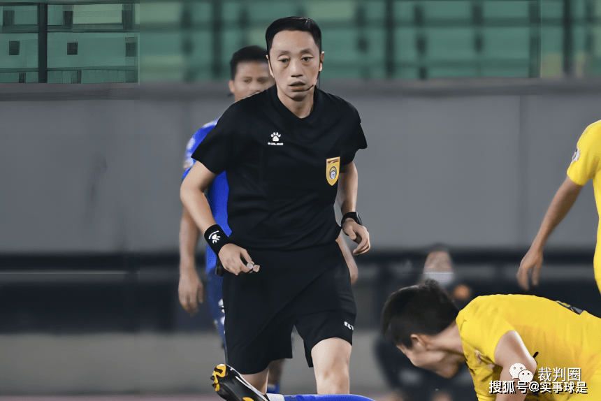 原创女边裁亮相搭档马宁执法海港泰山梁松尚首秀李海新主哨京沪