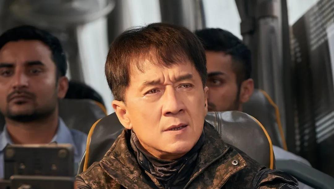 和他一起主演的还有约翰·塞纳,还有一部名为《狂怒沙暴》的电影,但该