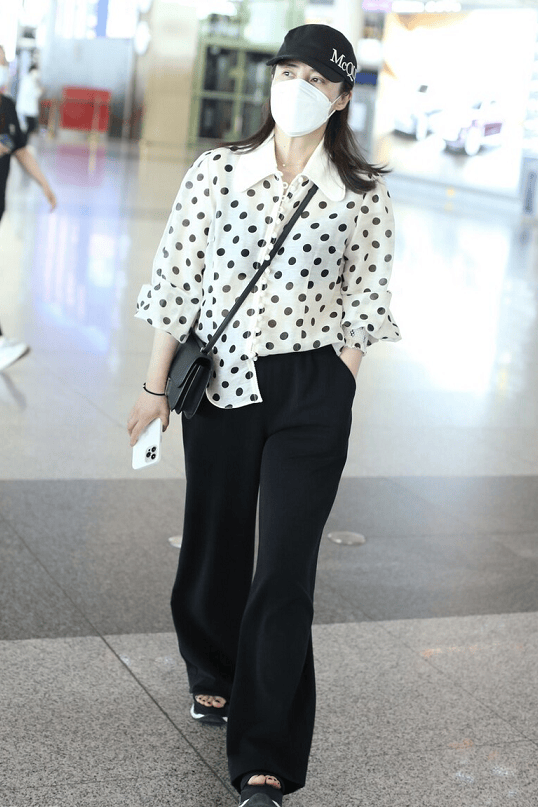 原创蒋勤勤剪短发后换了风格穿t恤阔腿裤粗跟鞋48岁美出新高度