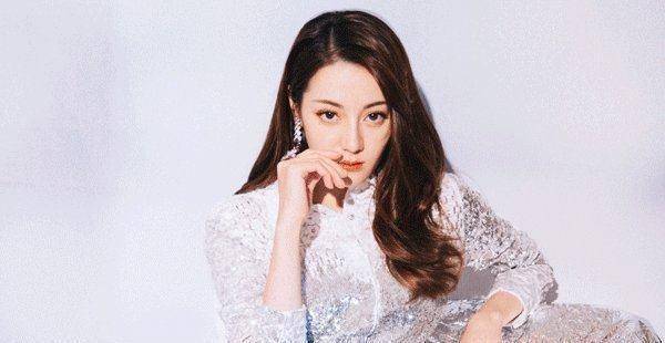 迪丽热巴的新东家资源更多,离开嘉兴后也不会没有资源,杨幂应该怎么办
