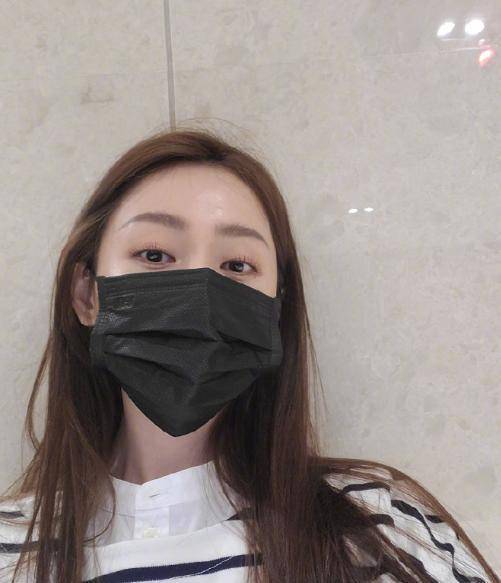 张天爱戴正常口罩整张脸直接被遮最后的操作我看呆了