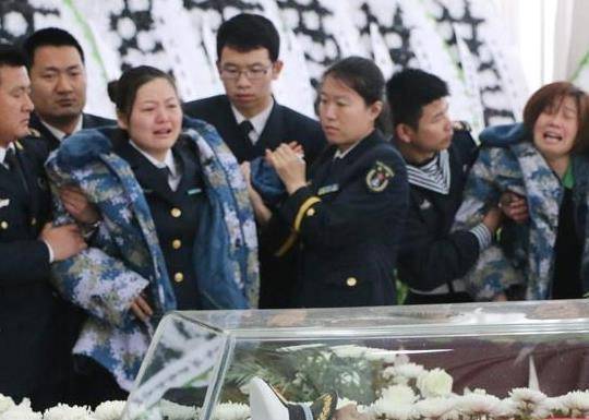 歼15烈士张超为战机牺牲妻子老公再叫我一声老婆吧