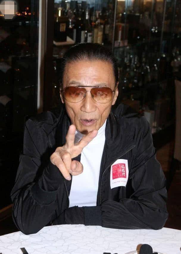 原创狄波拉成婚姻合伙人带老公与前夫谢贤热聊还不忘帮他付款