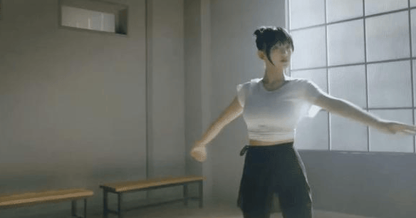 程潇在练习室里跳芭蕾镜头拉近的那一刻宅男全沸腾