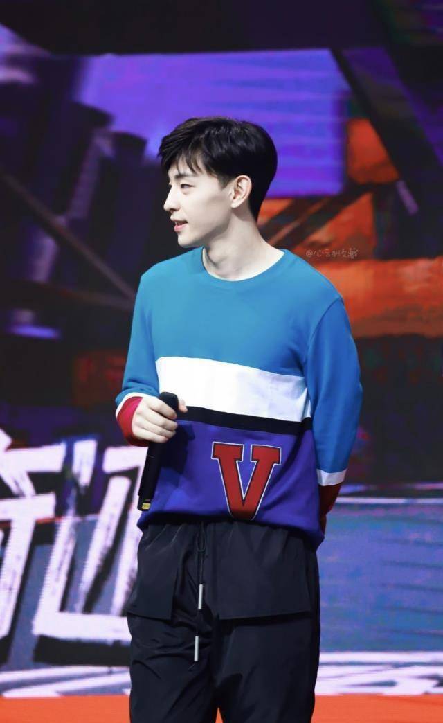 原创邓伦米兰街拍曝光印花衬衫清新简约颜值和气质都太优越