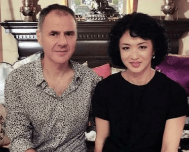 原创56岁金星宣布再婚发布时间暗藏玄机穿金戴银贵气十足羡煞网友