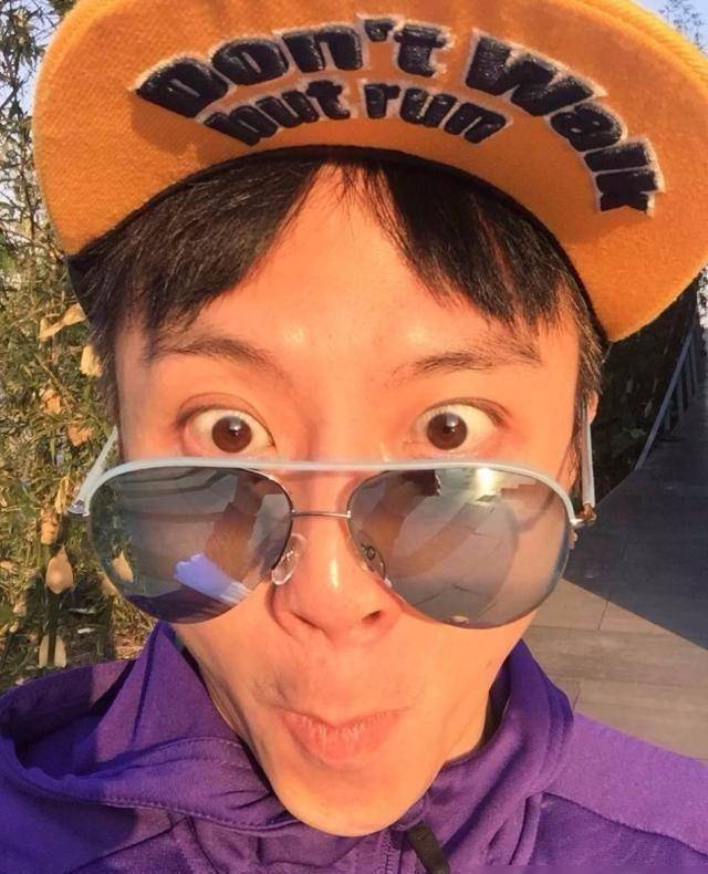 邓超公开亲吻母亲超妈既害羞又紧张母子牵手走红毯太温馨