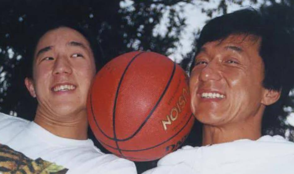 同样是成龙的孩子,把林凤娇儿子和吴绮莉女儿一对比,差距就有了_房祖