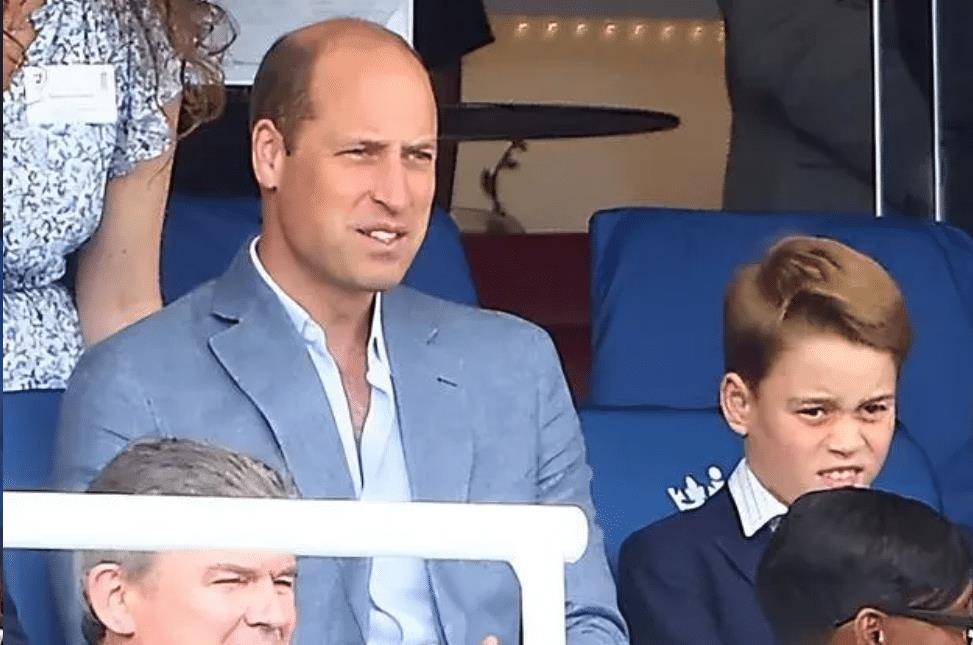 10岁乔治王子和父亲威廉一起看球满面愁容是凯特病后首次露面