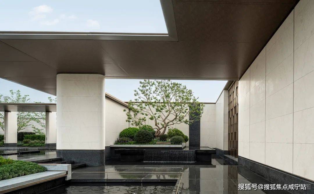 循着会客厅,经风雨连廊,约650平纯净自然的无界水院呈现在眼前,步台与