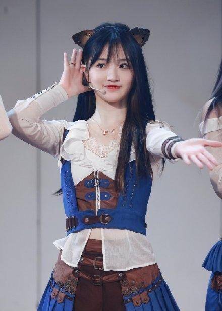 不得不说费沁源这位小偶像真不容易,在自己父亲病重时,身为女儿的她本