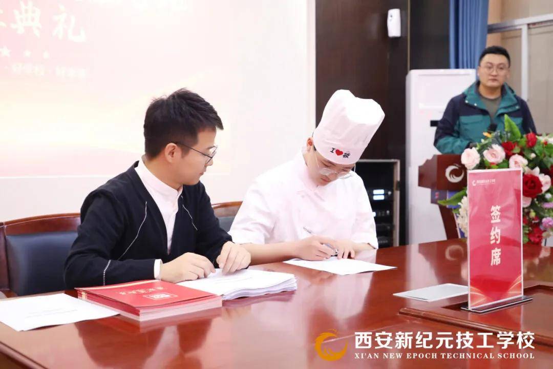 授课教师学生处处长仝凯斌宣读班级名单并对开班纪律作以要求全体起立