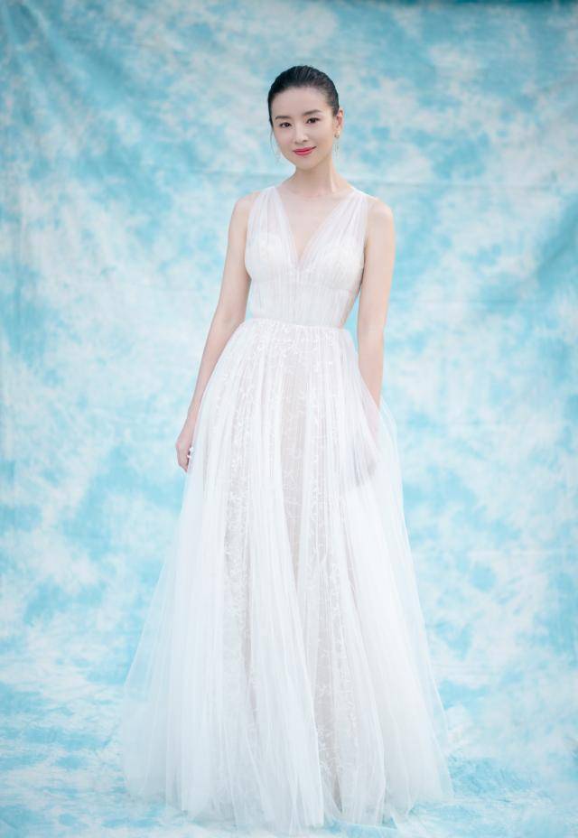 原创董洁不像39岁扎丸子头搭配白色连衣裙美回来了就像19岁小姑娘