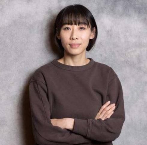 但也有人勇敢地仰着一张天然的面庞,即使她的脸并不漂亮,却凭着演技