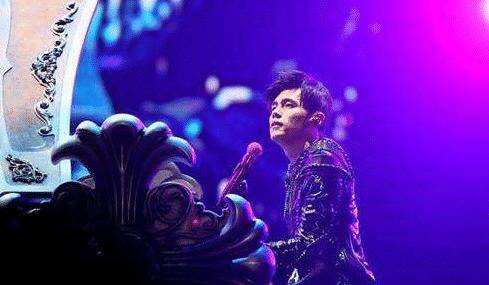 原创周杰伦演唱会打小抄钢琴上全是密密麻麻的词遭网友无情揭穿