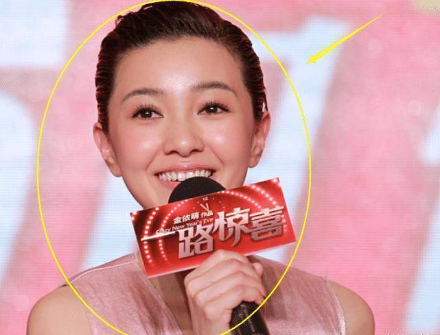 原创郭采洁158cm赵丽颖165cm当两人站一起差距都在腿上了