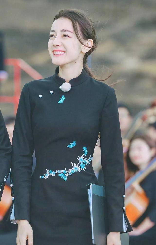 原创迪丽热巴成宅男女神穿旗袍展现s型身材发光美貌更吸睛