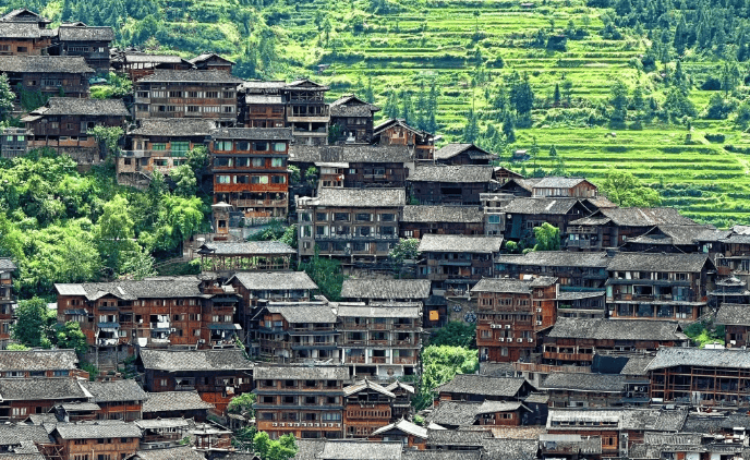 这是贵州最有代表性的苗族聚居村寨,可以欣赏到独特的苗族建筑和风情.