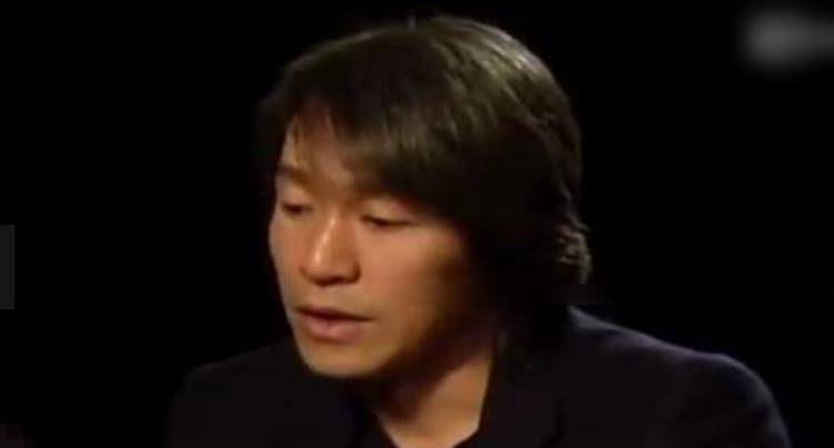 中间担任过背景板和龙套角色,这在电影《喜剧之王》中也有所体现