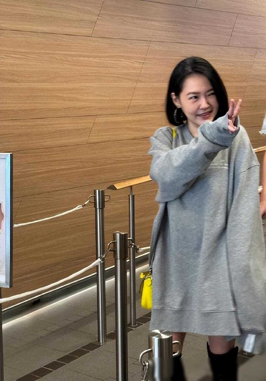 小s街头录节目被偶遇:美丽状态受赞誉,胜过大姐大s