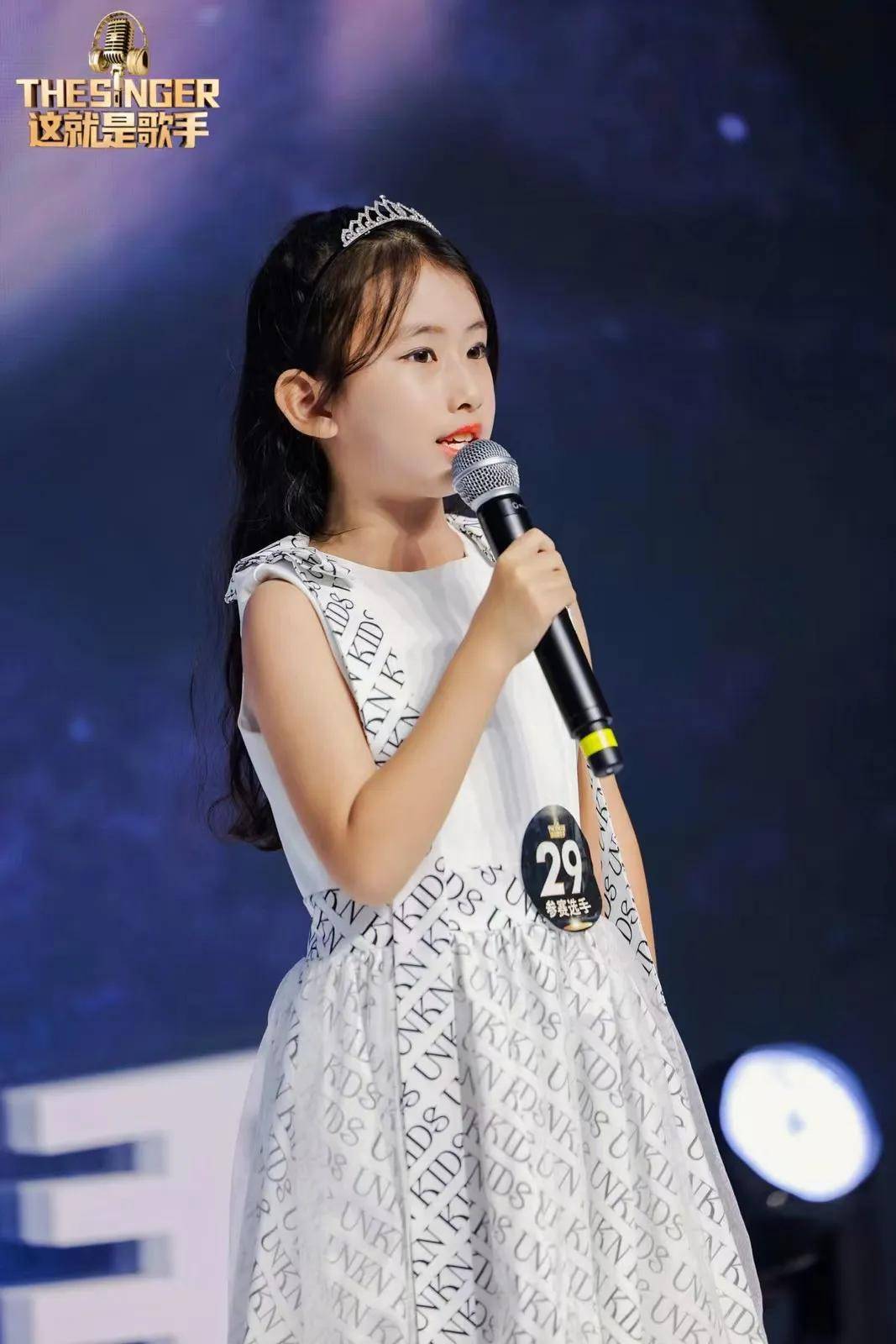歌手专访祝贺余浚萱荣获本届这就是歌手最受欢迎歌手荣誉称号
