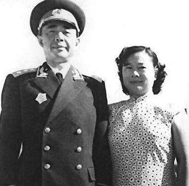 他悲痛之余,向曾经医治妻子谢芳如的主治医生肖毅询问过病情,肖毅是