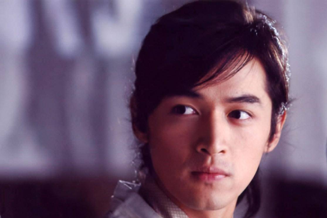 要知道,同样是少年意气风发,胡歌演《仙剑奇侠传》时,是22岁风华正茂