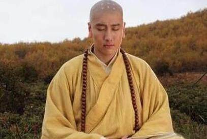 和尚挑衅出上联,纪晓岚下联"狗嘴何曾吐象牙"妙答,成千古绝对