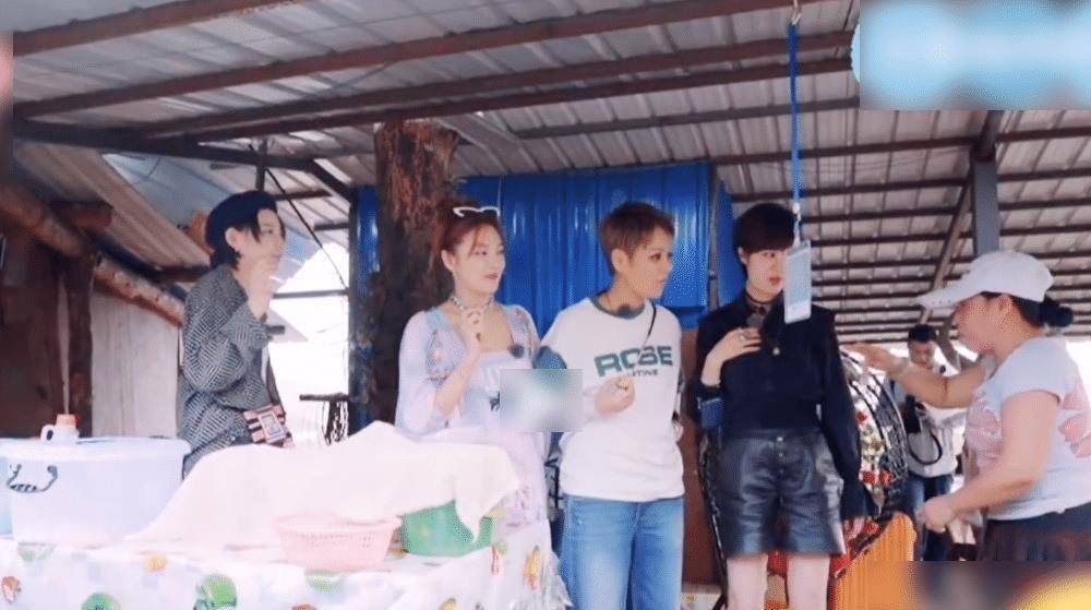 宁静,张雨绮和郁可唯三人站在一旁观看.