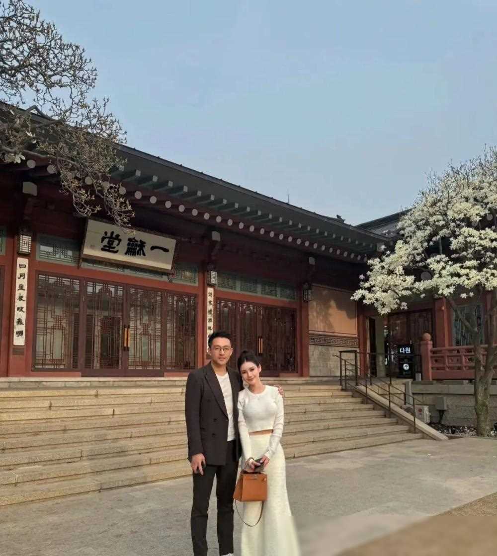 汪小菲晒与女友小梅合照反击评论区热议不断