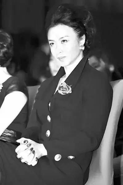 恭喜56岁金星宣布再婚发文时间暗藏玄机全身穿金戴银好贵气