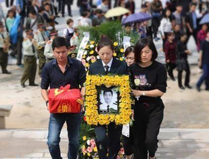 歼15烈士张超为战机牺牲妻子老公再叫我一声老婆吧