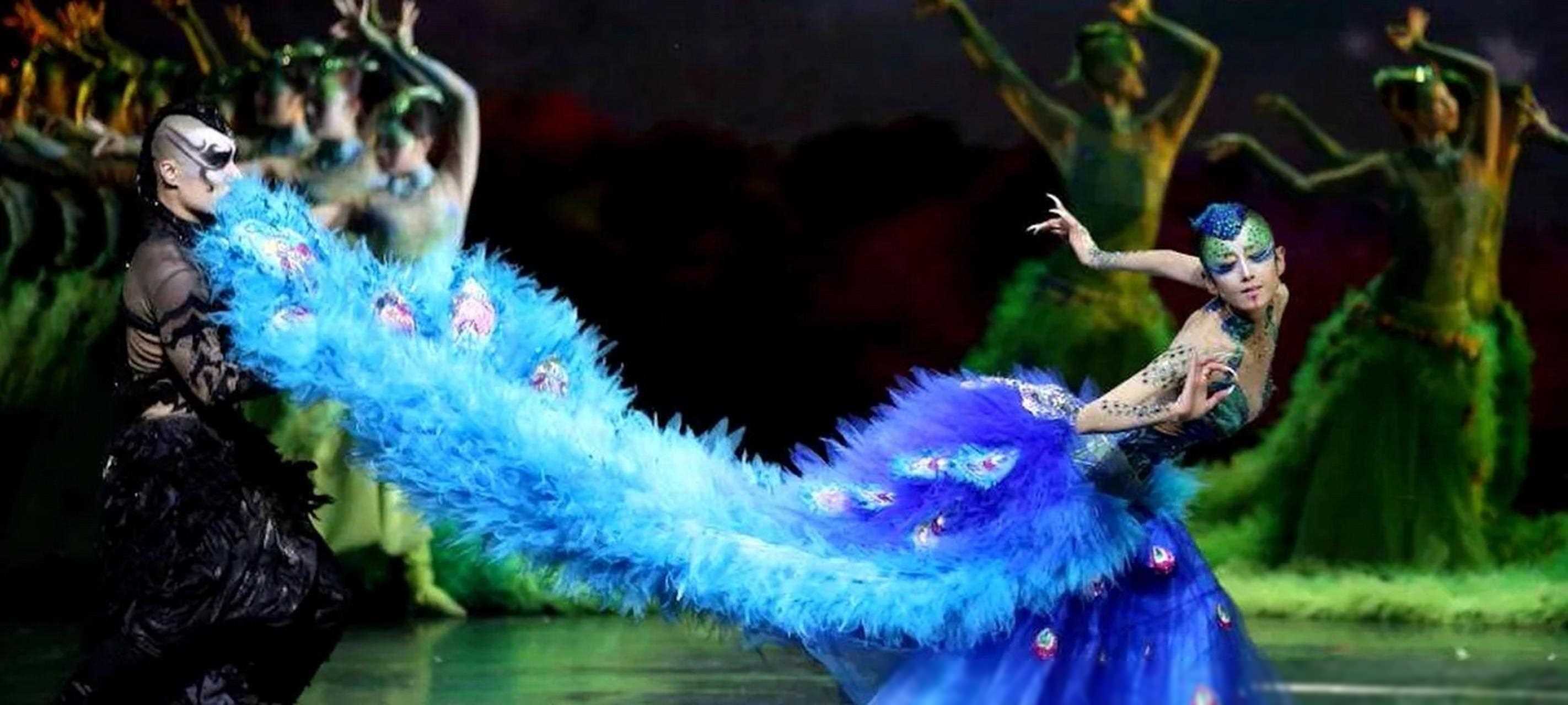 杨丽萍仙气不再62岁剪短指甲常年饮花瓣水拄拐杖出行