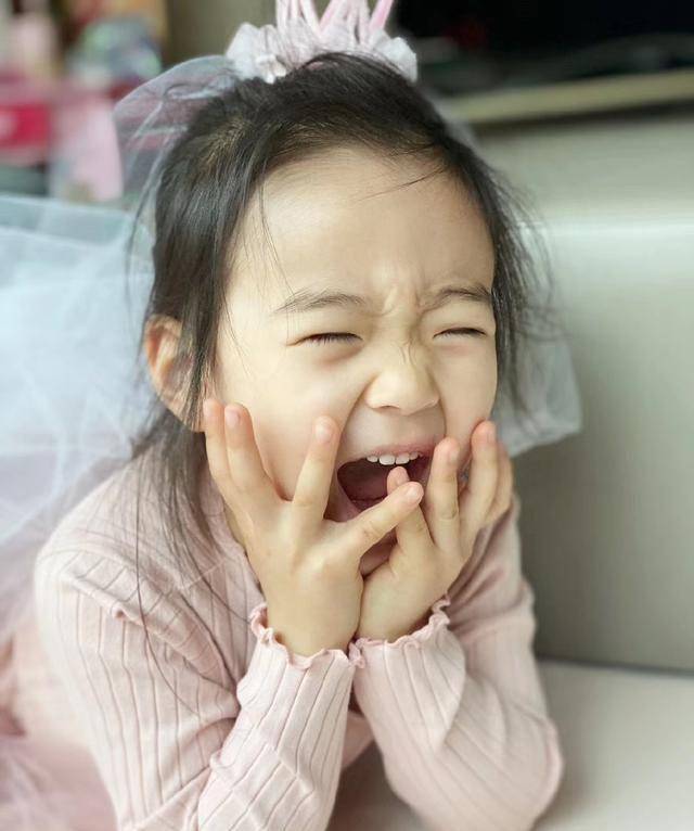 原创董璇忙里偷闲带女儿喝咖啡母女相处有爱享受温馨亲子时光超幸福