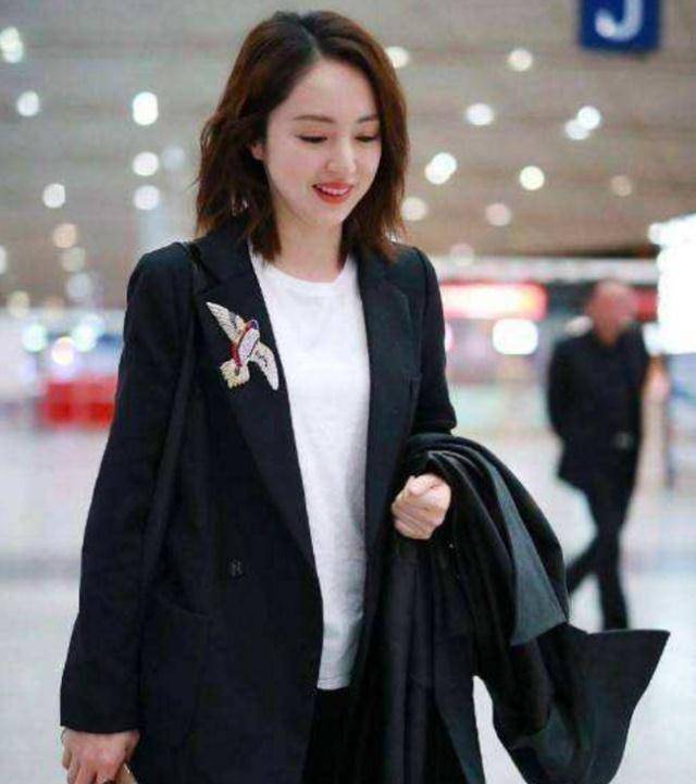 董璇独自带女儿逛迪士尼穿着简单十分低调小酒窝乖巧坐着吃东西