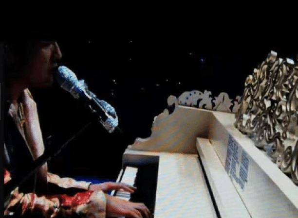 原创周杰伦演唱会打小抄钢琴上全是密密麻麻的词遭网友无情揭穿